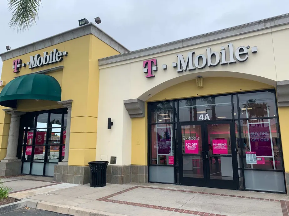 Foto del exterior de la tienda T-Mobile en Main & Chapman, Orange, CA