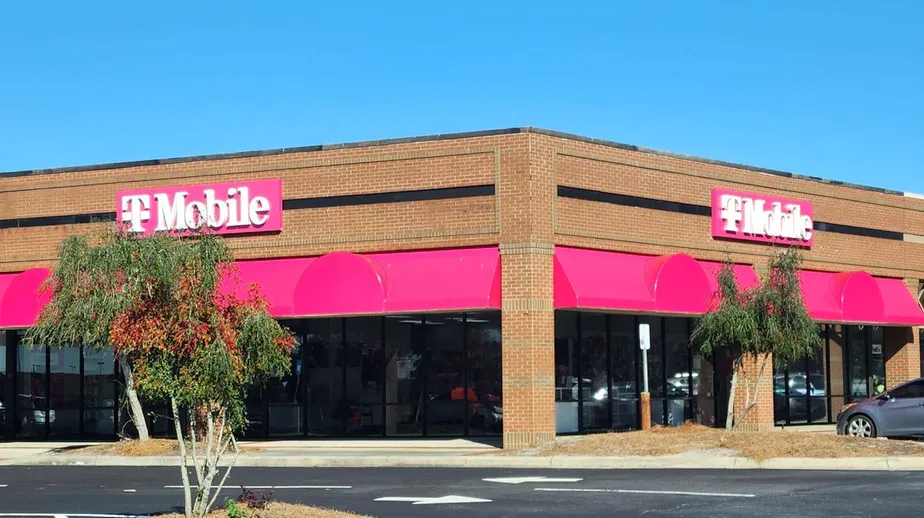 Exterior photo of T-Mobile Store at Abercorn St and Apache Ave, Savannah, GA