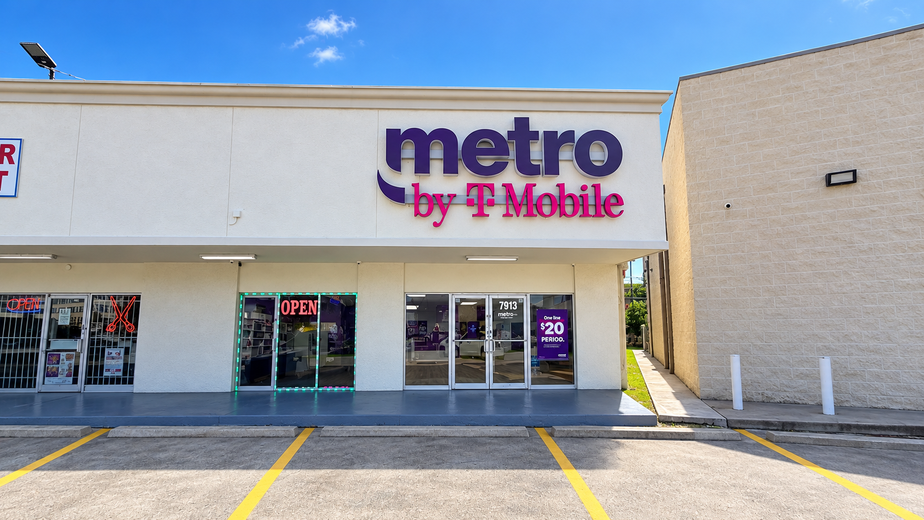 Metro by T-Mobile 7913 Beechnut St - 7913 Beechnut St 