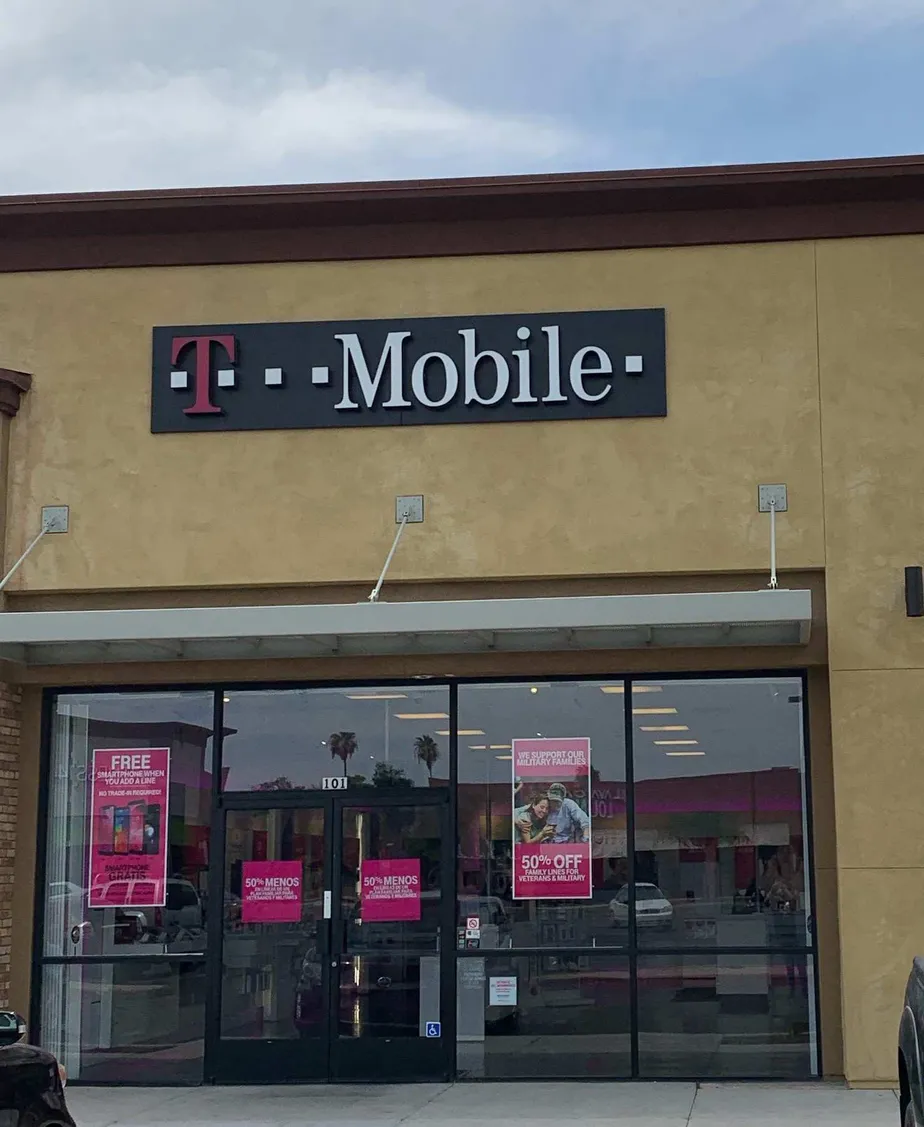  Exterior photo of T-Mobile store at Southern & Alma School, Mesa, AZ 