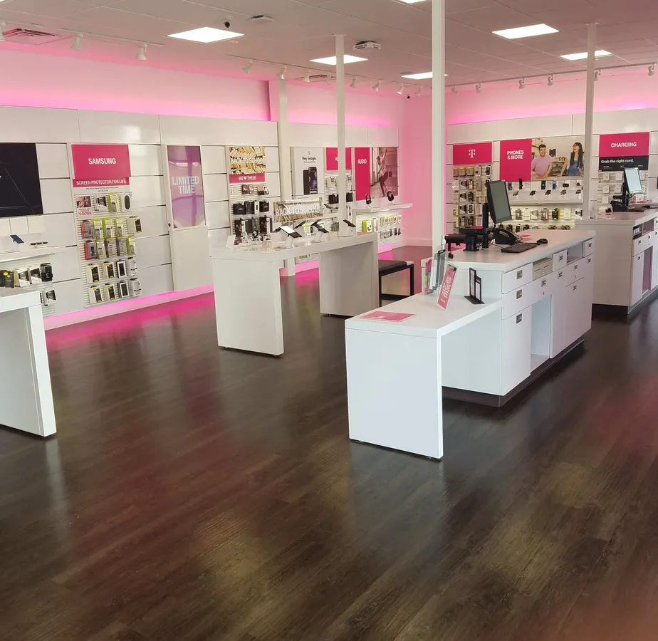 Foto del interior de la tienda T-Mobile en 1st St & Betz Rd, Cheney, WA