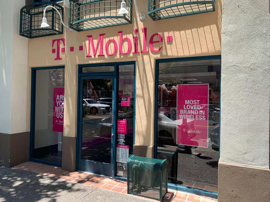 Exterior photo of T-Mobile store at 165 University Avenue Mall, Palo Alto, CA