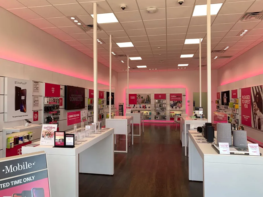 Foto del interior de la tienda T-Mobile en McKinley Pkwy & Southwestern Blvd, Buffalo, NY