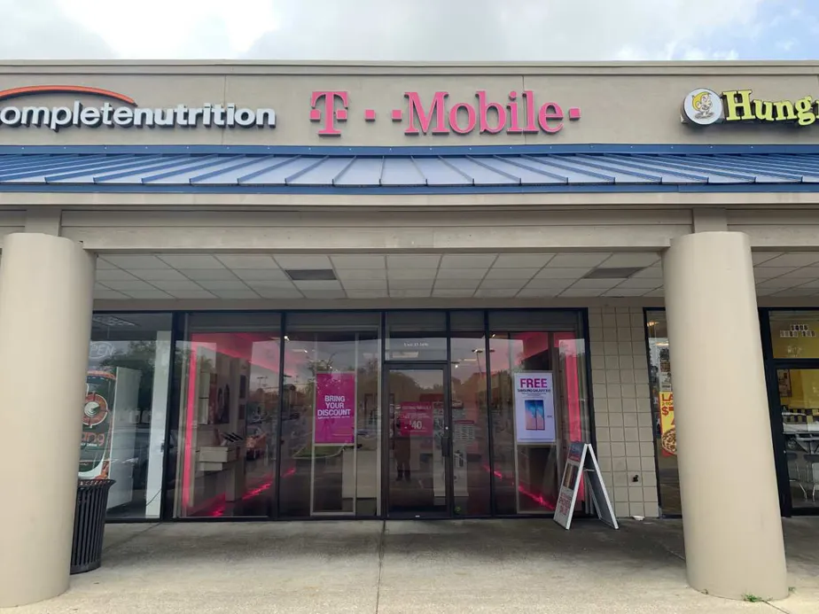 Exterior photo of T-Mobile store at Apalachee Pkwy & Magnolia, Tallahassee, FL