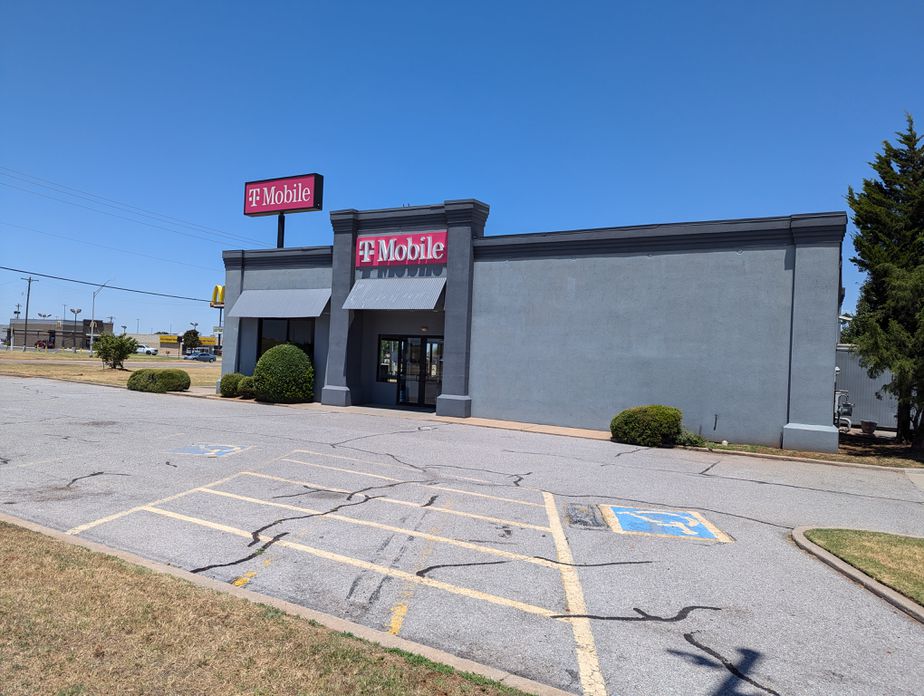 Exterior photo of T-Mobile Store at I-40 and Garth Brooks, Yukon, OK