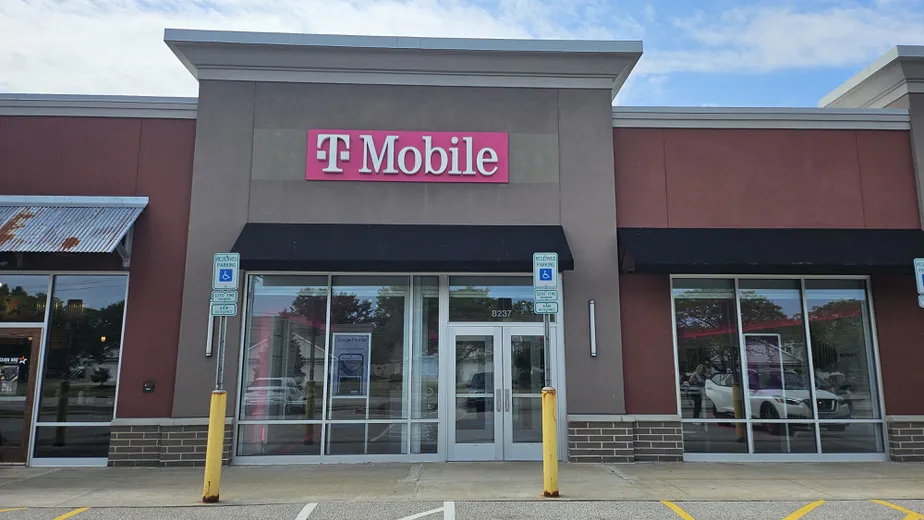  Exterior photo of T-Mobile Store at The Shoppes At Parma, Parma, OH 