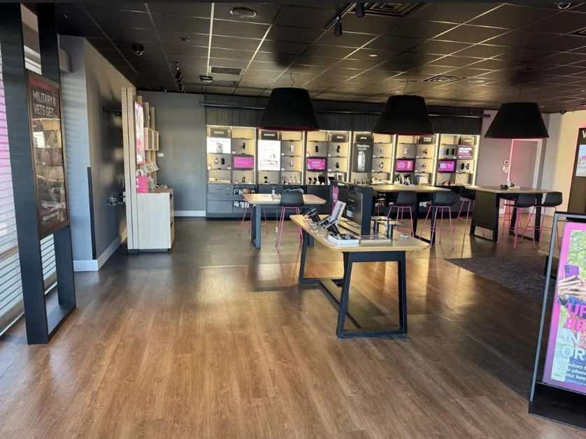 Foto del interior de la tienda T-Mobile en South Park Blvd & South Ave, Colonial Heights, VA