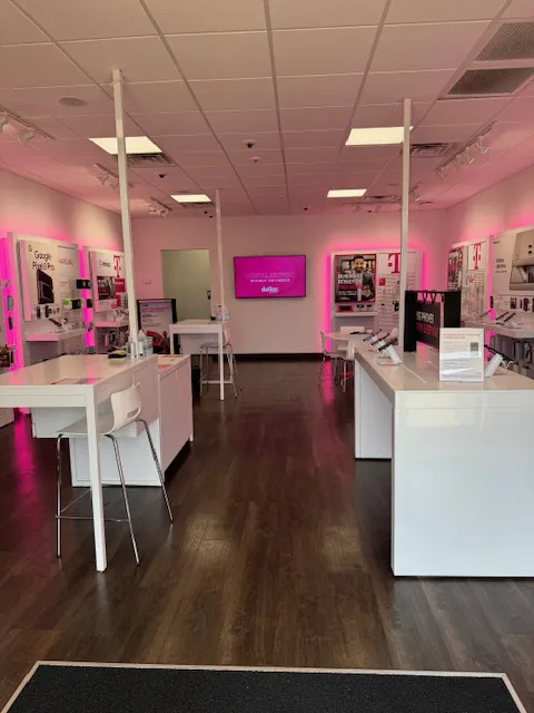 Interior photo of T-Mobile Store at Martindale Plaza, Ozark, AL 