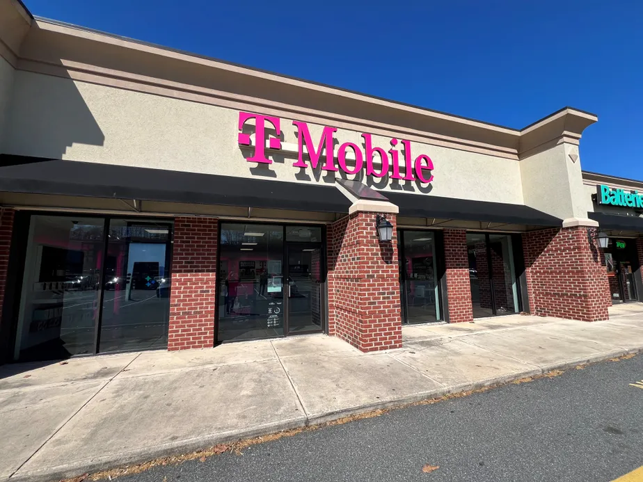  Exterior photo of T-Mobile Store at Wards Rd & Delta St, Lynchburg, VA 