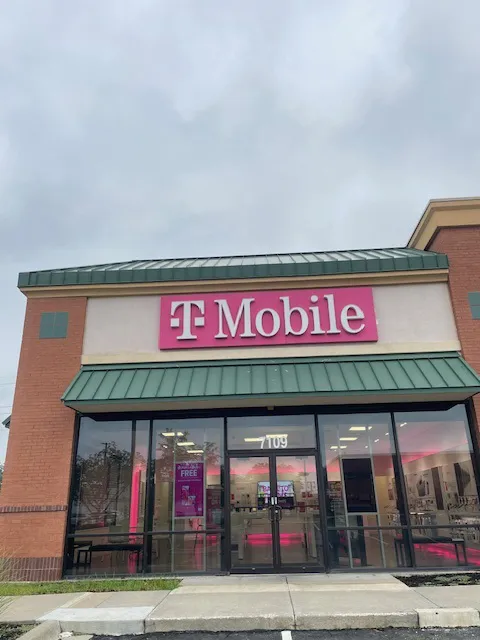  Exterior photo of T-Mobile Store at 91st & Metcalf, Overland Park, KS 