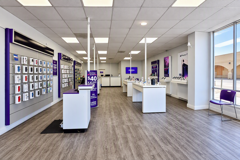Metro by T-Mobile 102 E 2nd St - 102 E 2nd St 