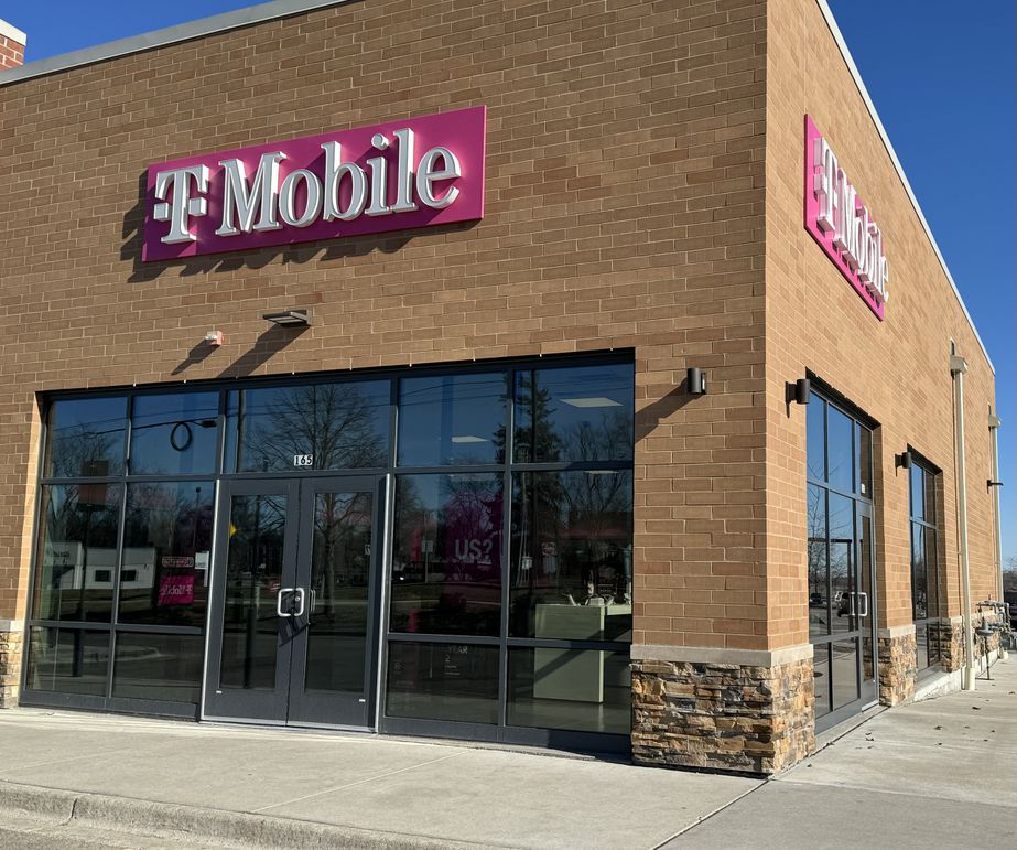 Exterior photo of T-Mobile Store at Route 47 & Country Club Rd, Woodstock, IL