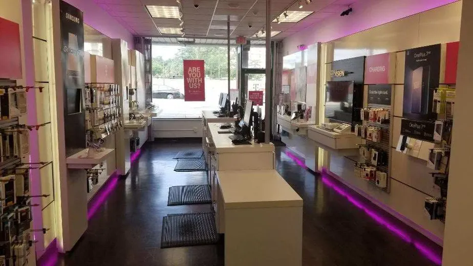 Foto del interior de la tienda T-Mobile en New Hampshire & Lockwood, Silver Spring, MD