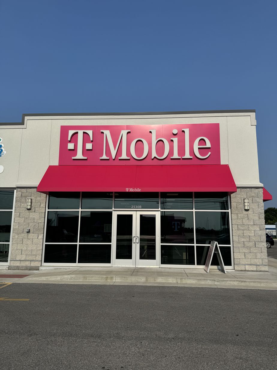 Exterior photo of T-Mobile Store at Grand Ave & George Phelps Blvd, Carthage, MO