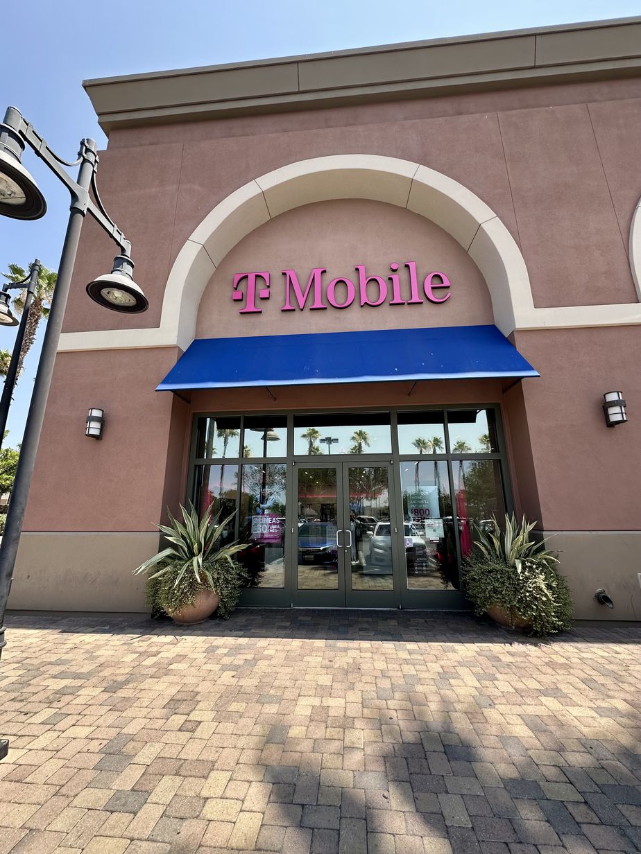 Exterior photo of T-Mobile Store at Alabama & Lugonia, Redlands, CA