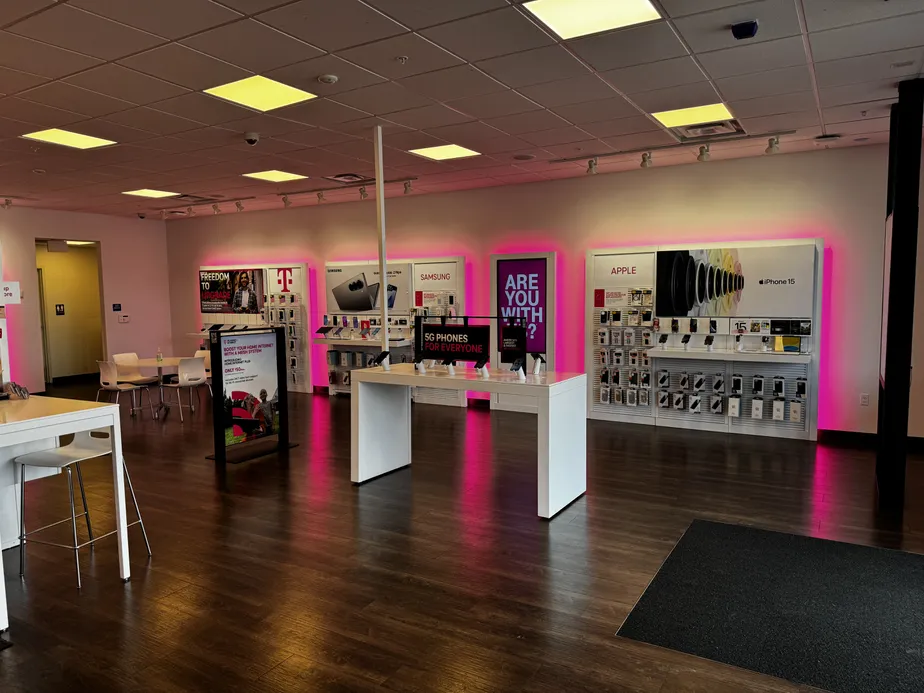 Foto del interior de la tienda T-Mobile en University Square, Greeley, CO