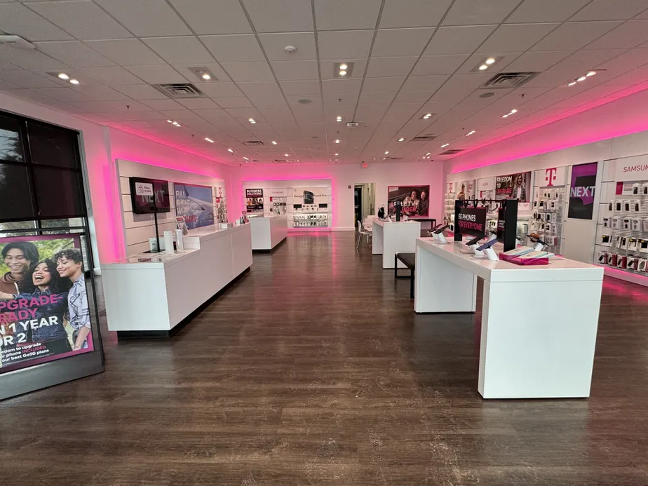 Foto del interior de la tienda T-Mobile en 151st St & Black Bob Rd, Olathe, KS