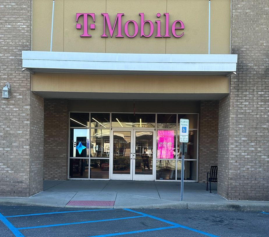 Exterior photo of T-Mobile Store at Landstown Commons, Virginia Beach, VA