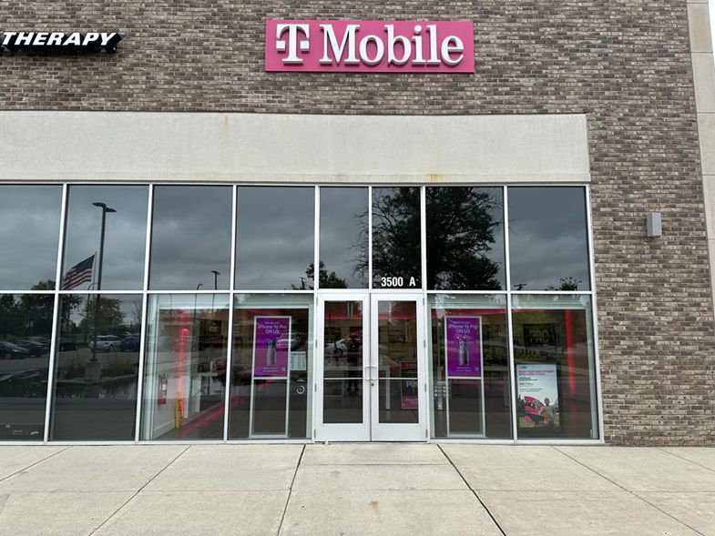 Exterior photo of T-Mobile Store at Washtenaw & Pittsfield, Ann Arbor, MI