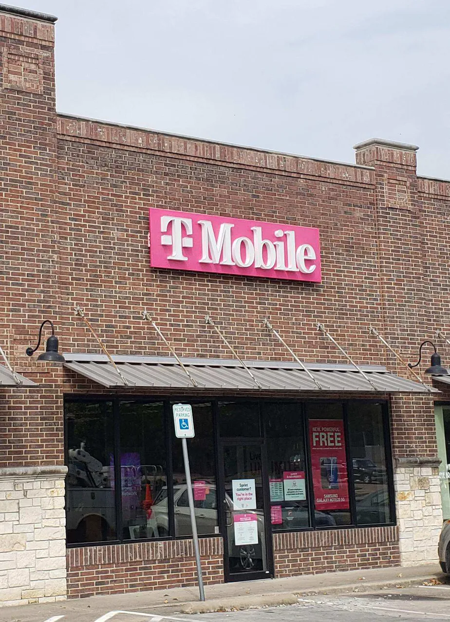 Foto del exterior de la tienda T-Mobile en E Ennis Ave & Laurel St, Ennis, TX