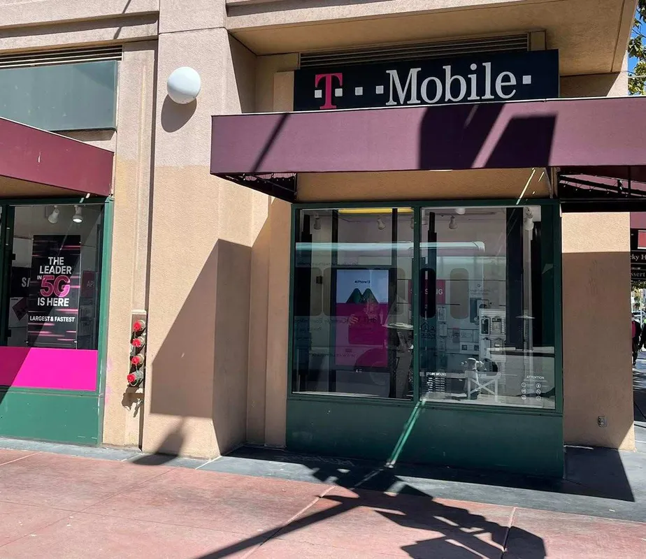 Foto del exterior de la tienda T-Mobile en Ninth St & Franklin St, Oakland, CA