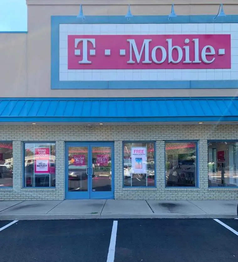 Exterior photo of T-Mobile store at Us-130 & Elizabeth St, Bordentown, NJ