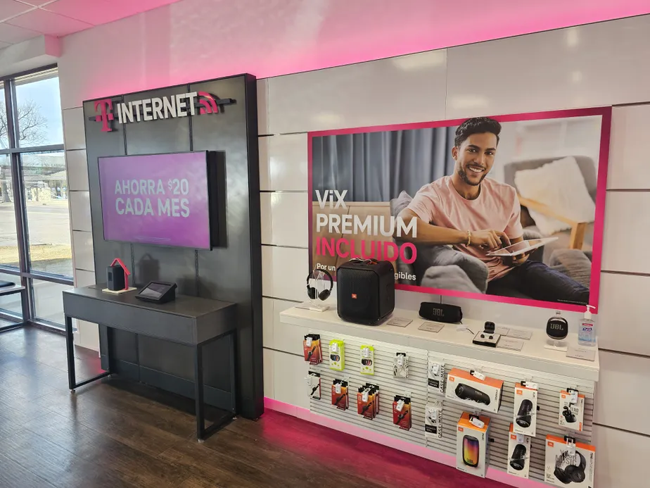  Interior photo of T-Mobile Store at Lincoln & Devon Ave, Chicago, IL 