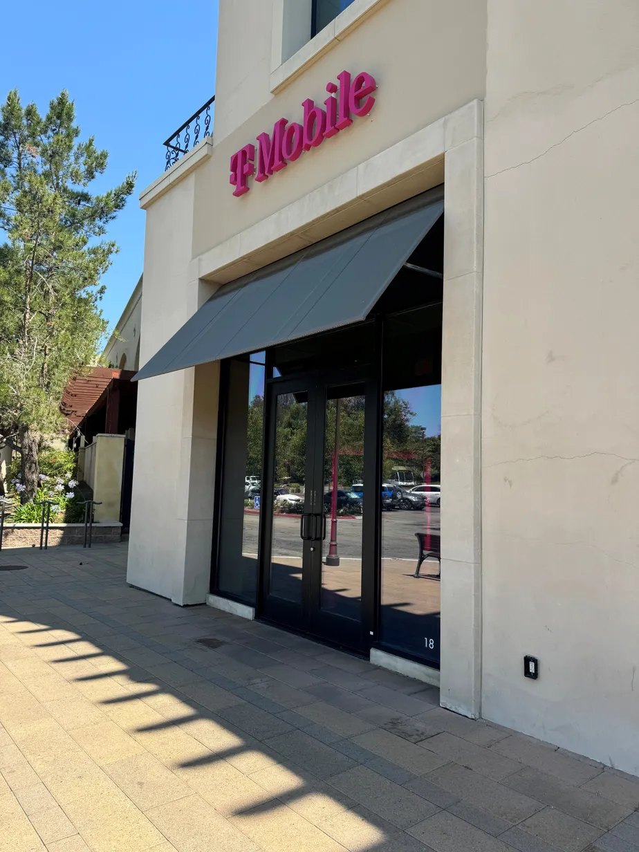  Exterior photo of T-Mobile Store at The Oaks Mall, Thousand Oaks, CA 