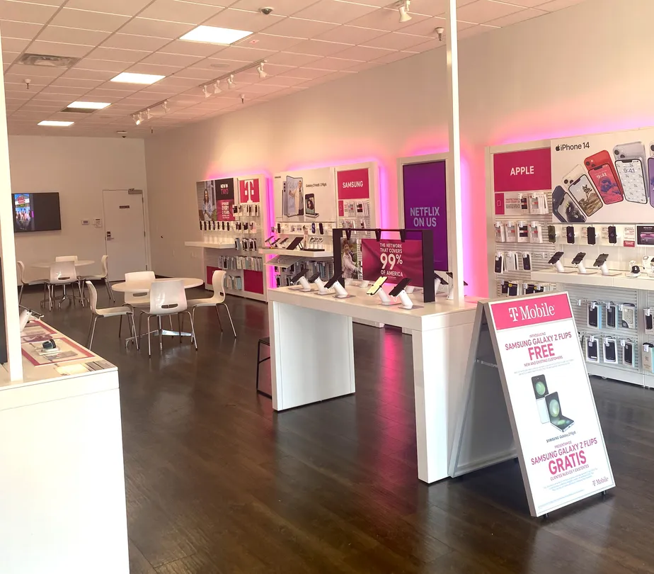 Foto del interior de la tienda T-Mobile en Dawson Rd & N Westover Blvd, Albany, GA