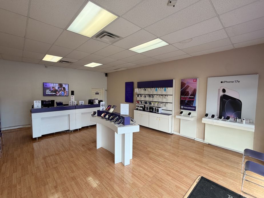 Metro by T-Mobile 10060 McCombs St - 10060 McCombs St 