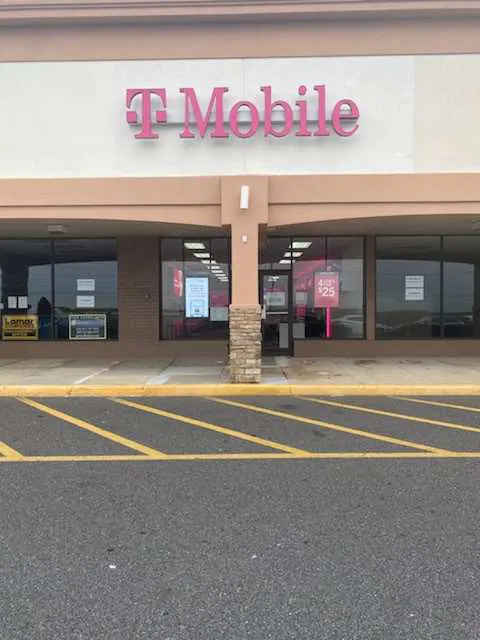 Exterior photo of T-Mobile store at S Harlem Ave & W 57th St, Summit, IL
