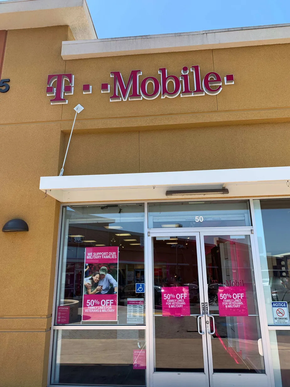 Foto del exterior de la tienda T-Mobile en Brokow & Oakland, San Jose, CA