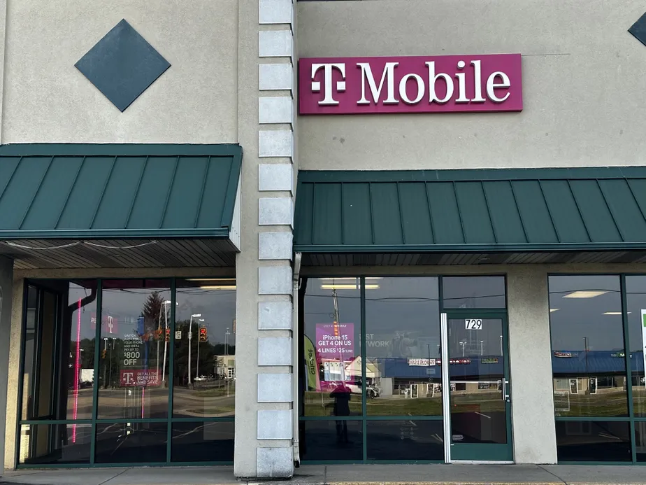  Exterior photo of T-Mobile Store at S US Hwy 131 & Super 8 Way, Three Rivers, MI 