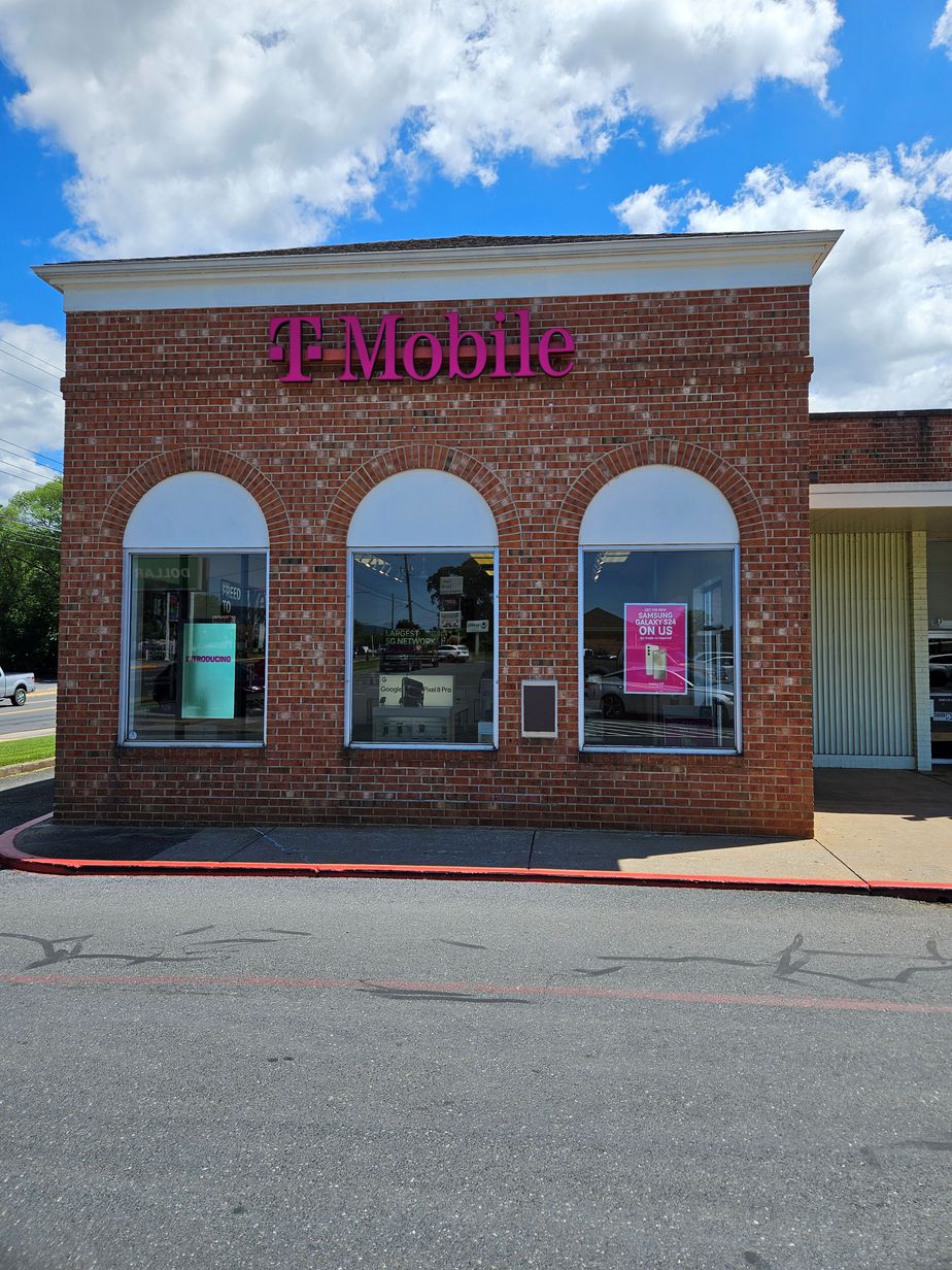 Exterior photo of T-Mobile Store at Luray Shopping Center, Luray, VA