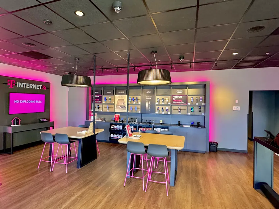 Foto del interior de la tienda T-Mobile en Van Nuys & Chase, Panorama City, CA