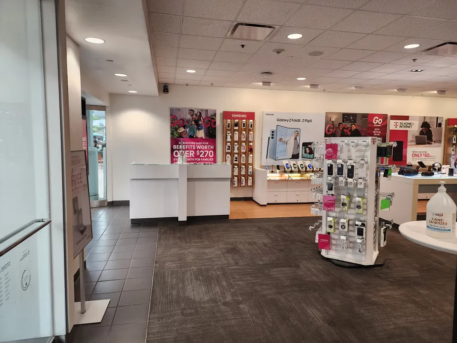 Foto del interior de la tienda T-Mobile en Queen Kaahumanu Center, Kahului, HI
