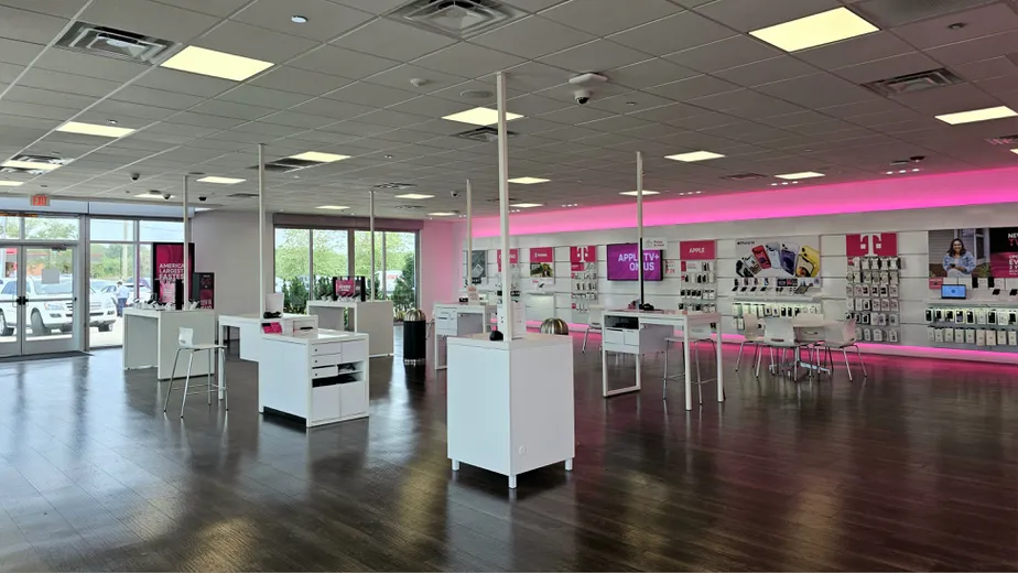 Foto del interior de la tienda T-Mobile en Milwaukee Ave & Deerfield Pkwy, Buffalo Grove, IL
