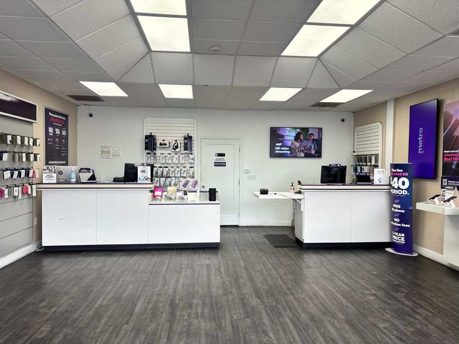 Metro by T-Mobile 5800 Lindhurst Ave - 5800 Lindhurst Ave 