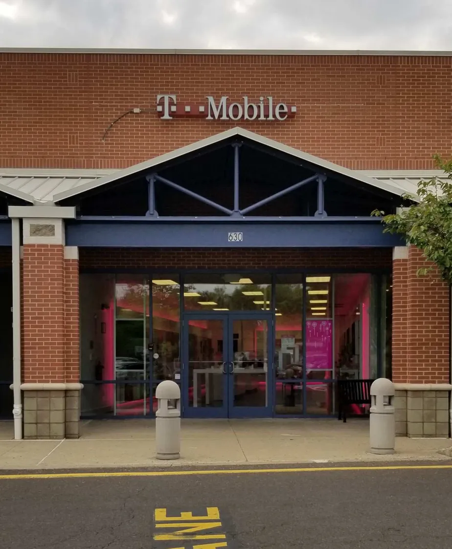 Foto del exterior de la tienda T-Mobile en Nassau Park Blvd & Quaker Rd, Princeton, NJ