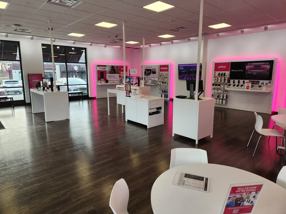 Foto del interior de la tienda T-Mobile en Susie Wilson Rd & College Pkwy, Essex Junction, VT