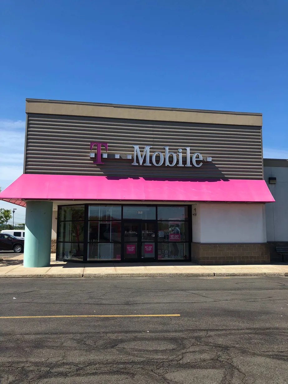 Foto del exterior de la tienda T-Mobile en Berlin Tpke. & Pascone Place, Newington, CT