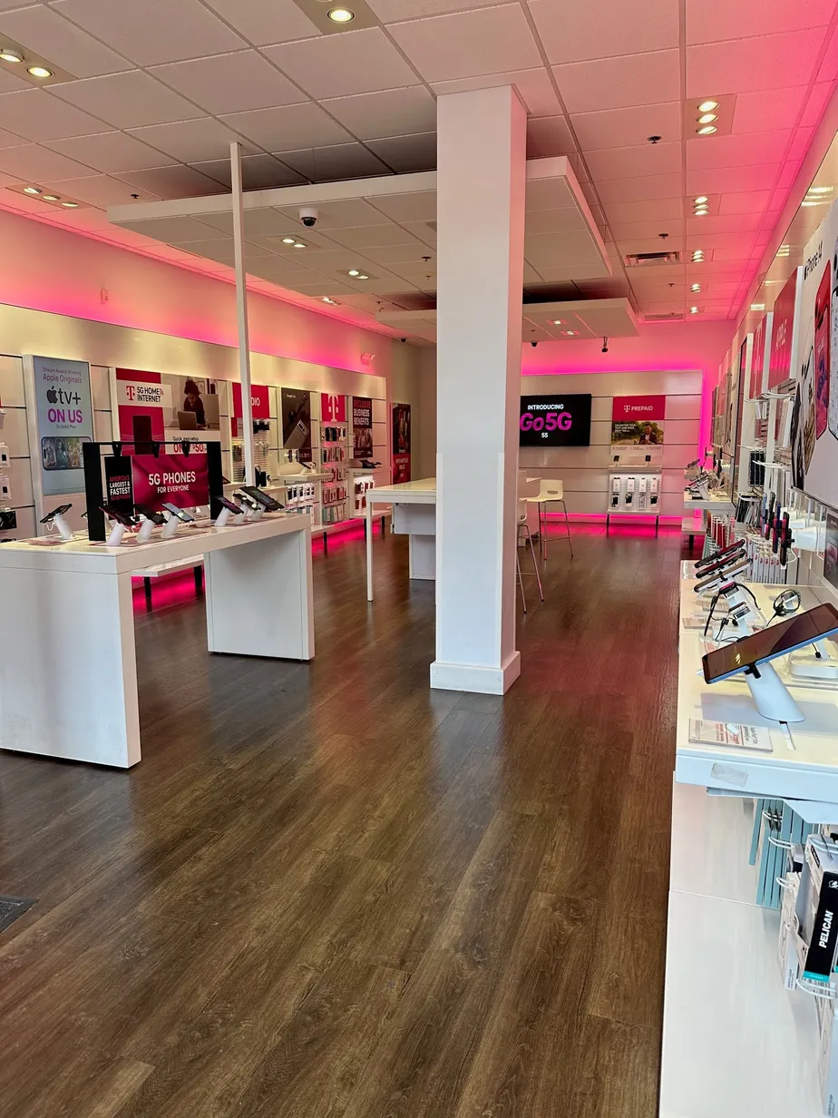 Foto del interior de la tienda T-Mobile en Shops At La Cantera, San Antonio, TX