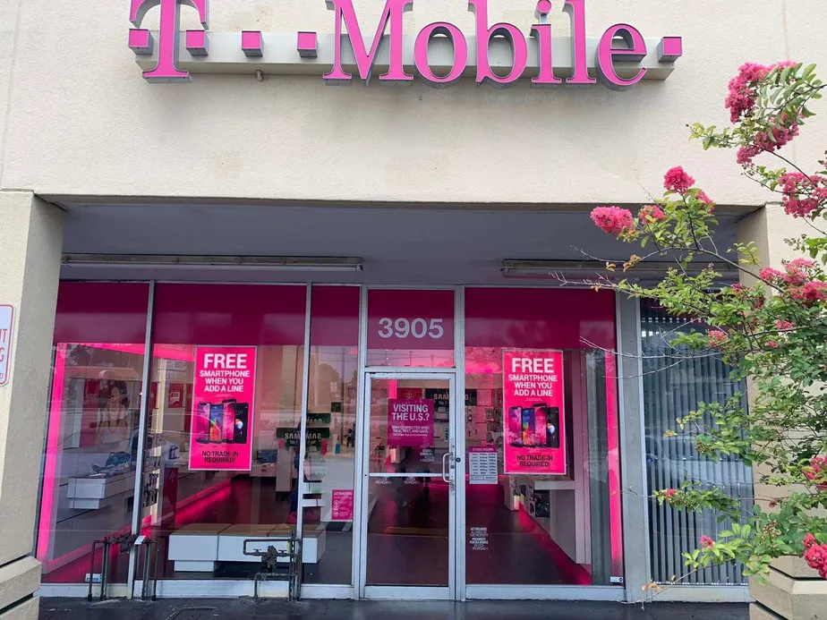  Exterior photo of T-Mobile store at W Oakland Park Blvd & Sr 7, Lauderdale Lakes, FL 