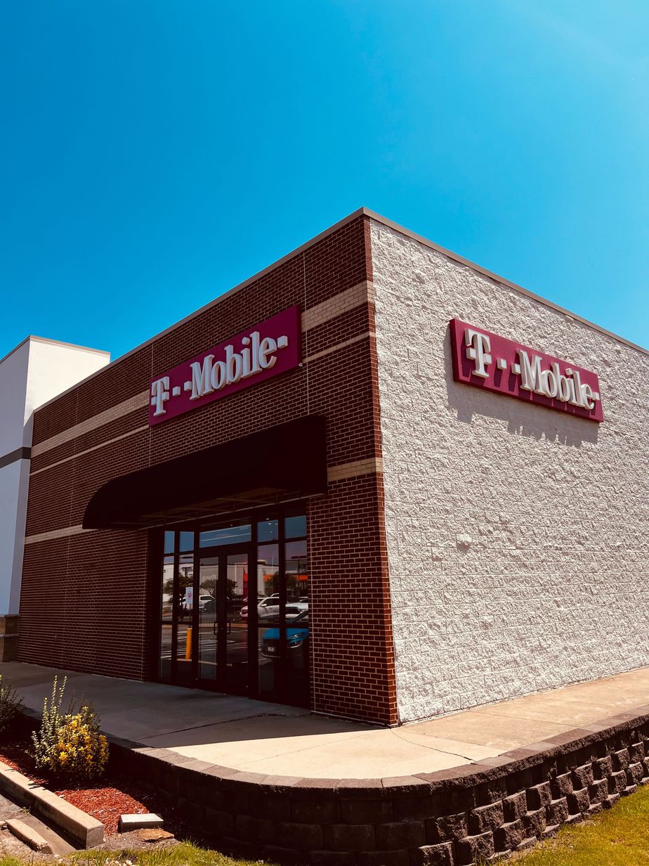 Exterior photo of T-Mobile Store at E Highland Dr & Red Wolf Blvd, Jonesboro, AR