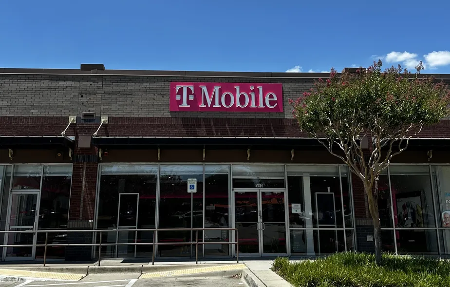  Exterior photo of T-Mobile Store at Cooper & I-20, Arlington, TX 