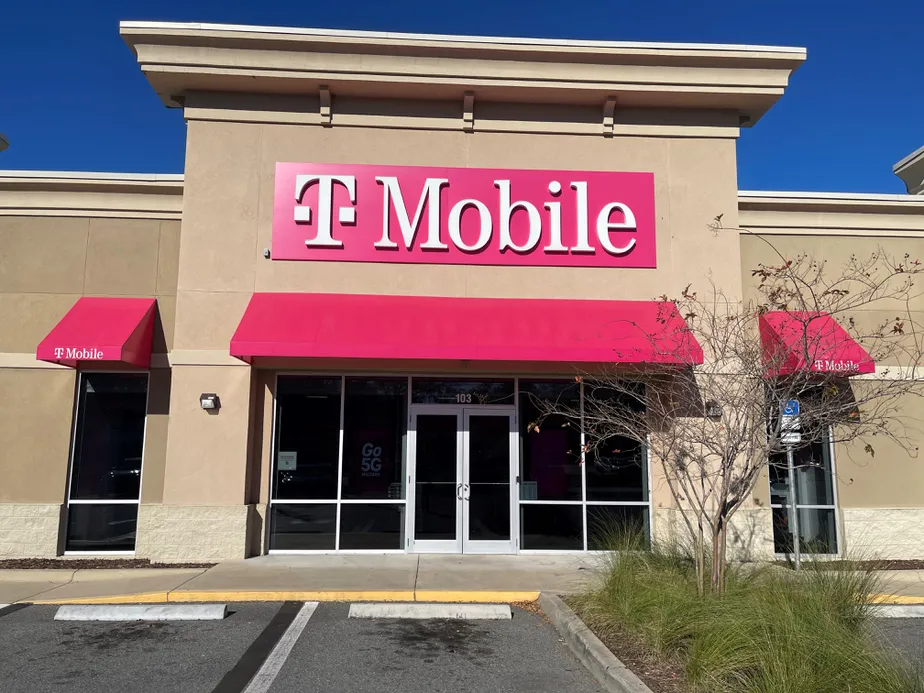 Foto del exterior de la tienda T-Mobile en San Jose & Old River, Jacksonville, FL