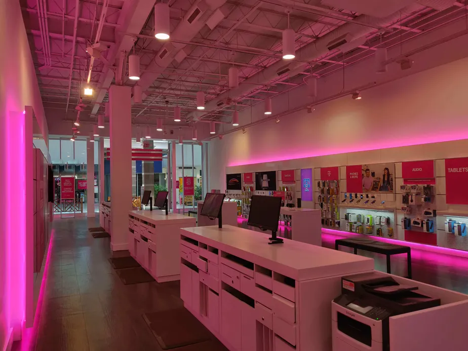 Foto del interior de la tienda T-Mobile en Colonial Park Mall 2, Harrisburg, PA