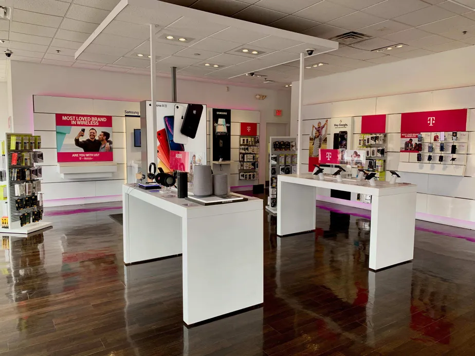  Interior photo of T-Mobile Store at Baltimore Pike & Rt 420, Springfield, PA 
