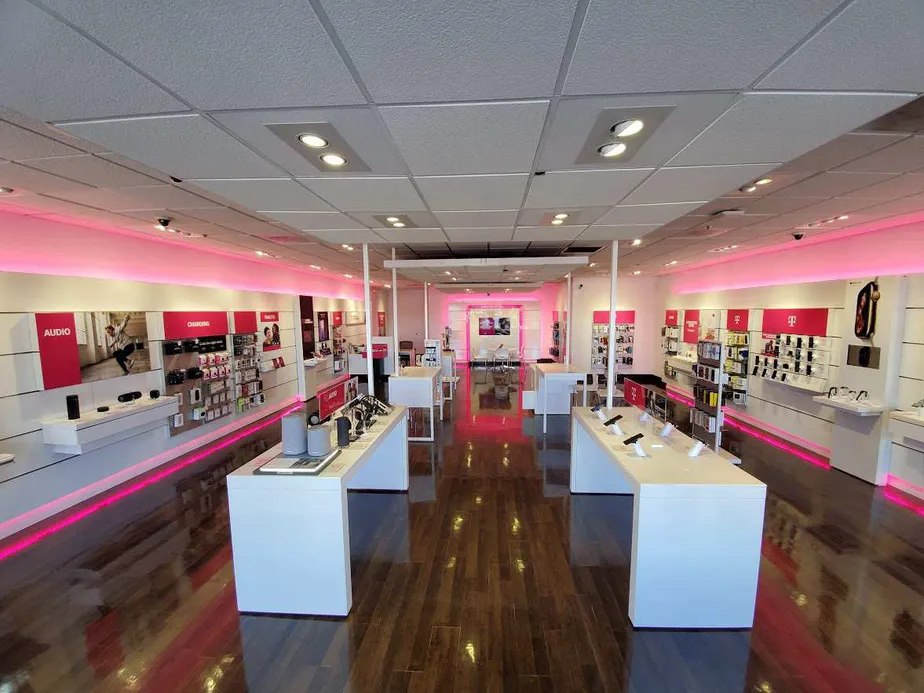 Foto del interior de la tienda T-Mobile en Rt 1 & Rt 24, Bel Air, MD