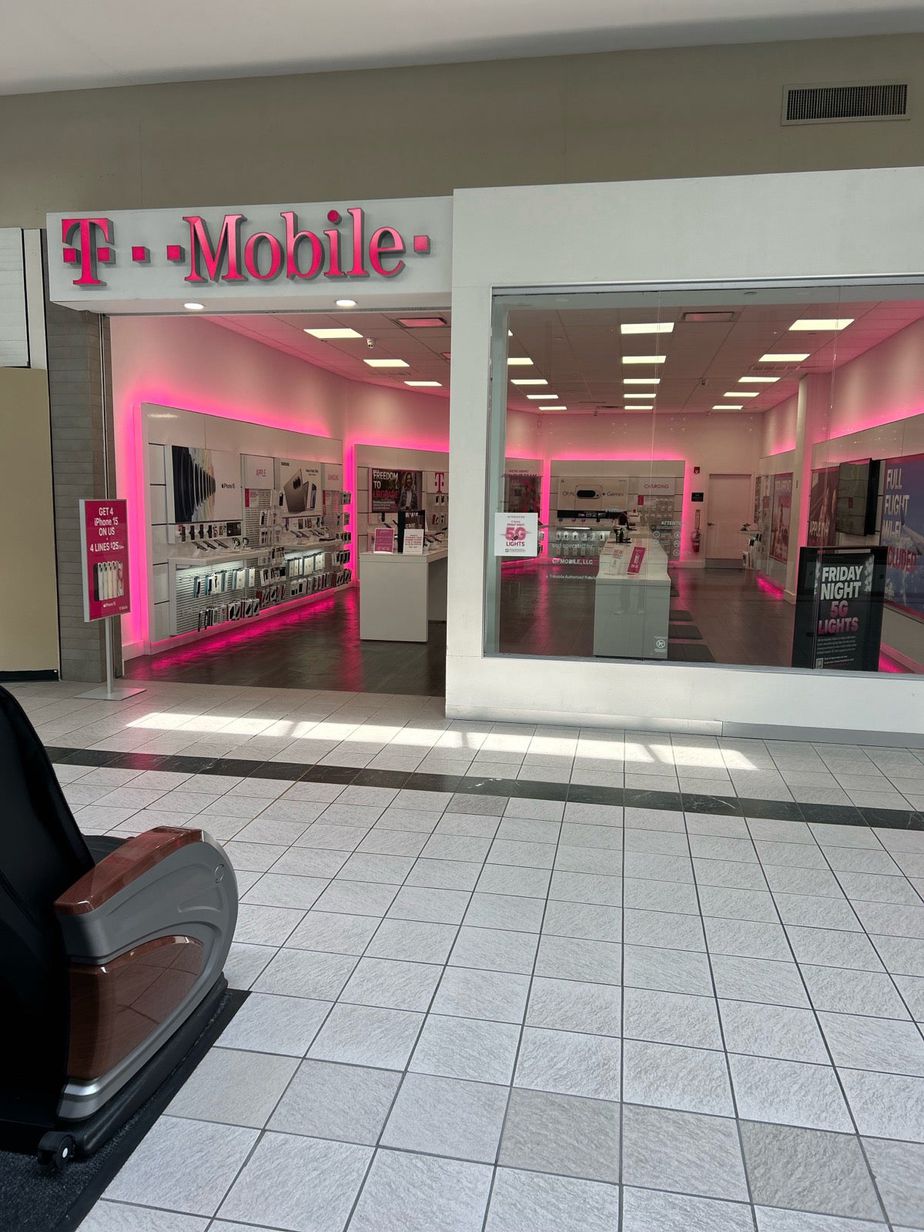 Exterior photo of T-Mobile Store at Kingston Collection, Kingston, MA